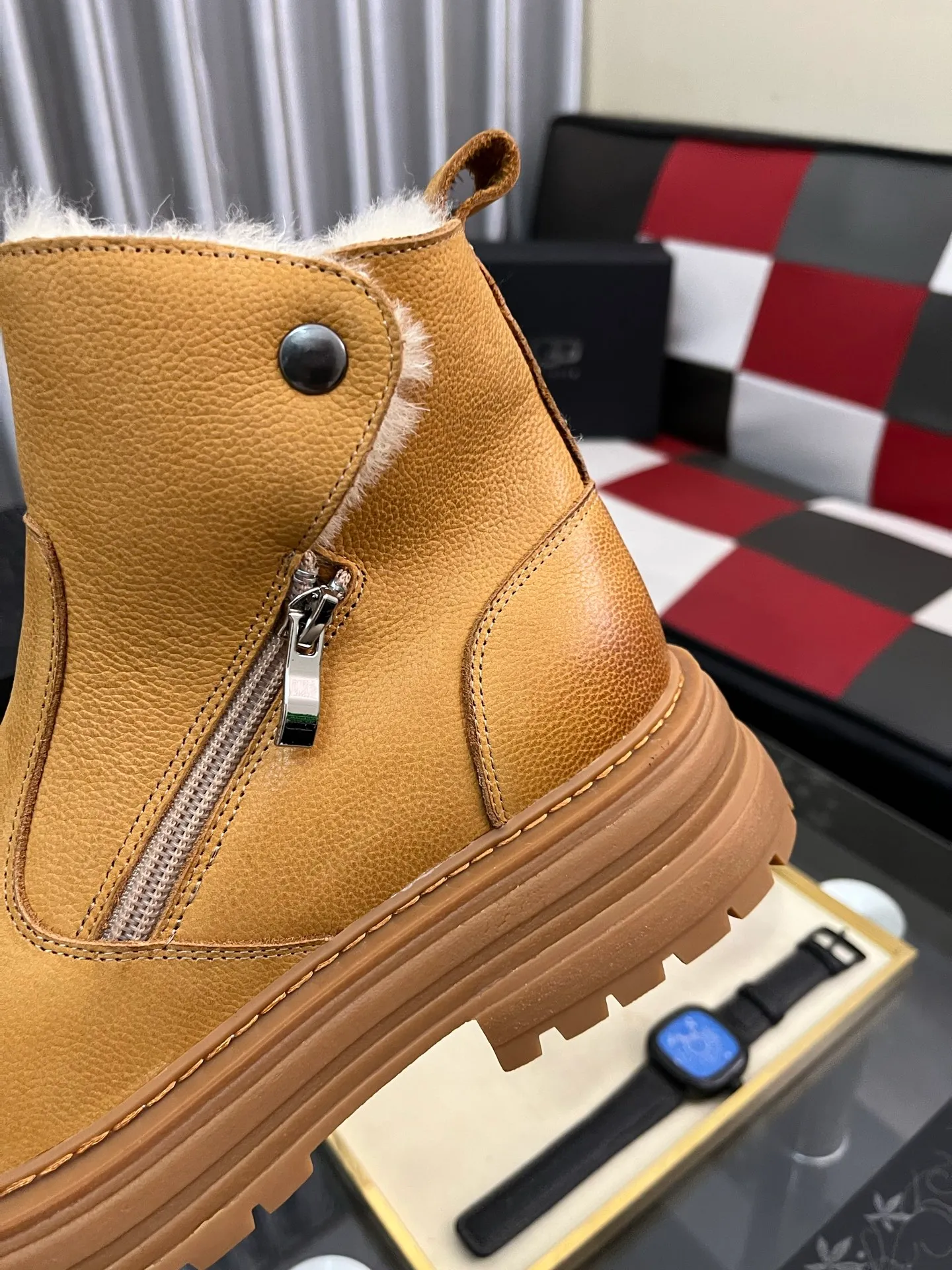 Ex-factory price: 680⌚️⌚️Thick wool imported from Australia Brand: UGG genuine purchasing agent Size: 39-44 (45 customized) Grade: Official website 1:1 Material: First layer of genuine leather waterproof and antifreeze upper Real wool lining Original non-slip and wear-resistant outsole Style category: Men's casual shoes Trendy style Comfortable on the feet Color: Official website color synchronization